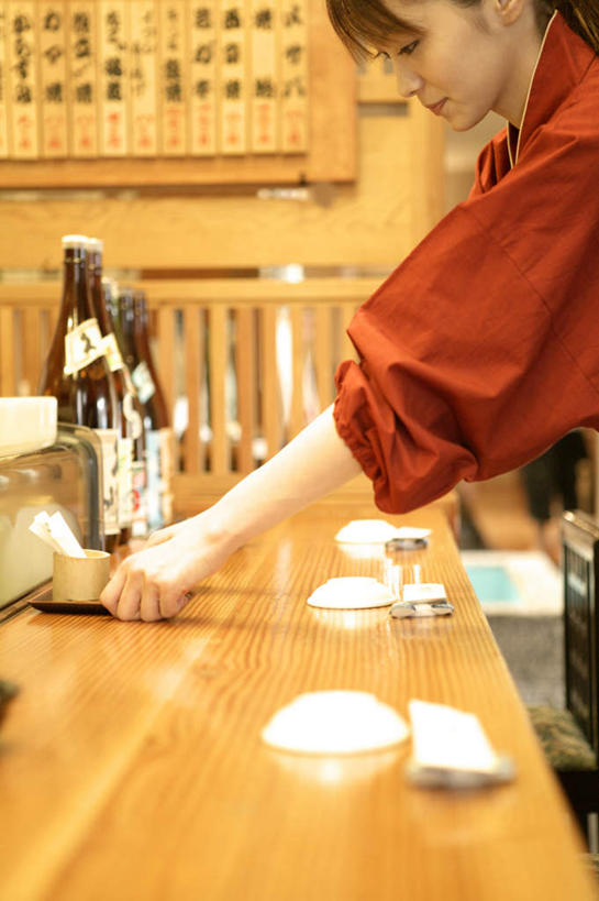 东方人,一个人,服务员,站,竖图,室内,白天,侧面,工作服,制服,烹饪,餐桌,门,桌子,餐具,亚洲,仅一个年轻女性,仅一个女性,仅一个人,握,日本文化,陶瓷,日本料理,料理,食品,陶瓷制品,拿,红酒瓶,拿着,黄种人,菜肴,美食,餐饮,玻璃制品,酒瓶,食物,红色,玻璃瓶,瓶子,容器,门框,碗,日式料理,站着,日式,握着,佳肴,餐台,储藏,储存,工作制服,寿司店,年轻女性,女人,女性,亚洲人,服务生,侍者,进餐用具,站立,半身,彩图,工作套服,餐馆,贮存,传统文化