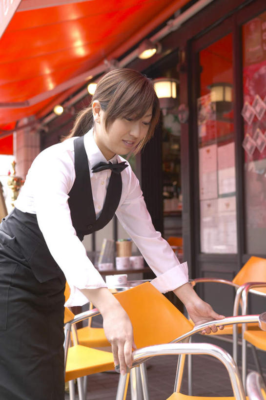 东方人,一个人,服务员,餐厅,站,竖图,室外,白天,正面,工作服,衬衫,制服,烹饪,窗户,落地窗,椅子,亚洲,仅一个年轻女性,仅一个女性,仅一个人,弯腰,握,阴影,反射,领结,影子,食品,拿,拿着,注视,黄种人,菜肴,美食,餐饮,玻璃窗,食物,观察,看,站着,握着,佳肴,观看,马甲,察看,关注,弯身,工作制服,年轻女性,女人,女性,亚洲人,服务生,侍者,站立,半身,彩图,衬衣,工作套服,餐馆,饭店,饭馆