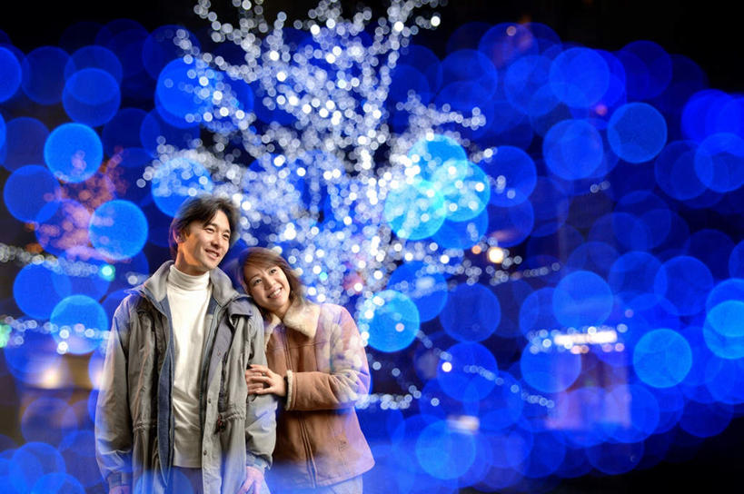 东方人,两个人,夫妻,站,握手,笑,微笑,露齿笑,横图,室外,夜晚,正面,爱情,幸福,霓虹灯,圣诞节,亚洲,节日,朦胧,模糊,庆祝,灯光,浪漫,依靠,注视,黄种人,文化,灯,蓝色,白色,灯具,观察,看,靠,靠着,站着,庆典,温暖,温馨,射灯,恋人,观看,纪念,和睦,察看,照明设备,关注,眩晕,男人,男性,年轻男性,年轻女性,女人,女性,亚洲人,情侣,搀手,拉手,手拉手,手握手,站立,半身,彩图,伴侣,融洽