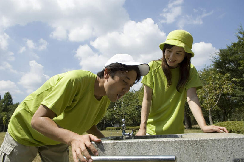 东方人,两个人,夫妻,横图,室外,白天,正面,T恤衫,爱情,旅游,度假,草地,草坪,树林,太阳,植物,帽子,亚洲,喝水,弯腰,阴影,服装,光线,水龙头,影子,云,云朵,浪漫,T恤,云彩,注视,休闲装,黄种人,娱乐,草,树,树木,衣服,蓝色,绿色,白云,蓝天,天空,阳光,自然,遮阳帽,天,夏天,低头,观察,看,享受,休闲,温暖,温馨,休闲服,放松,恋人,服饰,生长,晴朗,成长,观看,自动,和睦,察看,关注,贝雷帽,户外运动,男人,男性,年轻男性,年轻女性,女人,女性,亚洲人,情侣,晴空,半身,彩图,伴侣,融洽