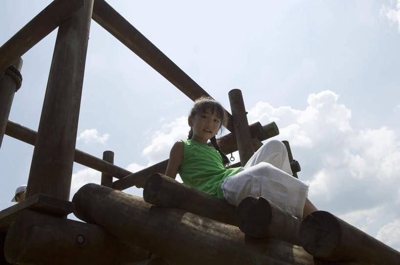 东方人,儿童,一个人,坐,横图,室外,白天,仰视,T恤衫,旅游,度假,纯洁,游乐场,亚洲,仅一个女性,仅一个人,服装,T恤,休闲装,黄种人,娱乐,运动裤,小孩,衣服,绿色,白色,仅一个小孩,享受,休闲,休闲服,放松,可爱,童年,童趣,服饰,户外运动,童真,烂漫,无邪,天真,女孩,女人,女性,亚洲人,孩子,坐着,彩图,低角度拍摄,全身,女生