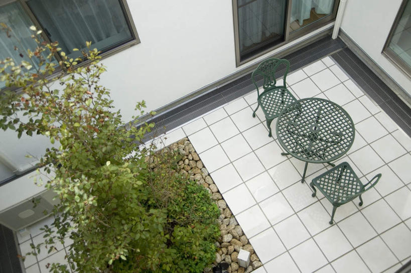 无人,家,花园,横图,俯视,室外,白天,花圃,石头,植物,别墅,窗户,家具,落地窗,门,建筑,椅子,欧式,装饰,瓷砖,地砖,盆栽,石子,房屋,躺椅,屋子,园艺,公寓,盆景,地面,豪华,建设,现代,露天,洋房,楼房,镂空,玻璃窗,住宅,树,树木,绿色,自然,门框,鹅卵石,雕花,生长,成长,明亮,舒适,地中海风格,古典风格,简约风格,宽敞,石块,小花园,彩图,高角度拍摄,房子