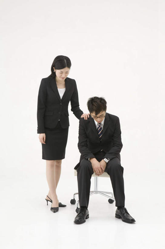 东方人,两个人,同事,商务人士,商务男性,商务女性,站,坐,竖图,室内,白天,白色背景,正面,衬衫,成功,合作,团队,集体,信心,椅子,亚洲,套装,木椅,黄种人,队伍,低头,站着,摄影,影棚,搭肩,领导,成就,商务装,合伙,领袖,工薪阶层,男人,男性,年轻男性,年轻女性,女人,女性,亚洲人,白领,上班族,站立,坐着,彩图,全身,影棚拍摄,衬衣,拍摄