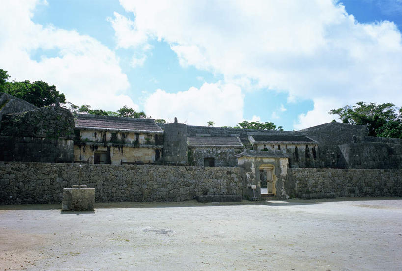 无人,宫殿,横图,室外,白天,正面,旅游,度假,植物,标志建筑,地标,建筑,日本,亚洲,阴影,光线,影子,堡垒,城堡,墙,云,云朵,云彩,娱乐,建设,冲绳,那霸,石墙,墙壁,墙面,树,树木,蓝色,绿色,白云,蓝天,天空,阳光,自然,天,享受,休闲,旅游胜地,放松,生长,晴朗,成长,冲绳县,要塞,东亚,琉球群岛,日本国,九州地方,县厅,那霸市,设防,晴空,彩图