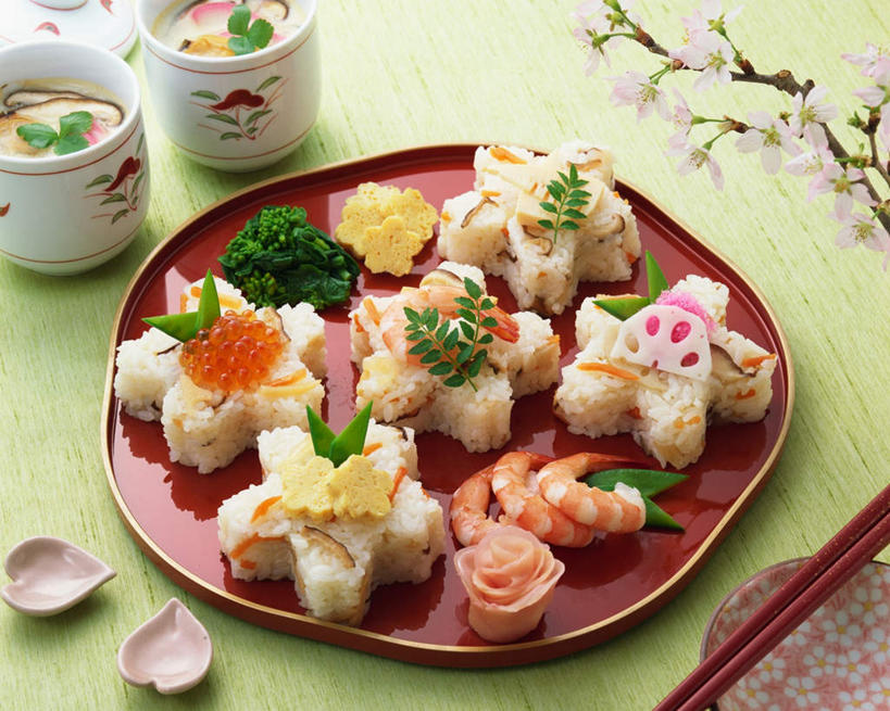 海鲜,米饭,寿司,无人,横图,俯视,室内,特写,白天,烹饪,桌面,桌子,餐具,阴影,光线,木制,碟子,盘,影子,蛋,鸡蛋,明虾,蒸蛋,日本料理,料理,食品,饭,水产,菜肴,美食,食物,盘子,木制品,碟,日式料理,日式,佳肴,五谷,海产品,醋饭,草鸡蛋,四喜饭,彩图,高角度拍摄