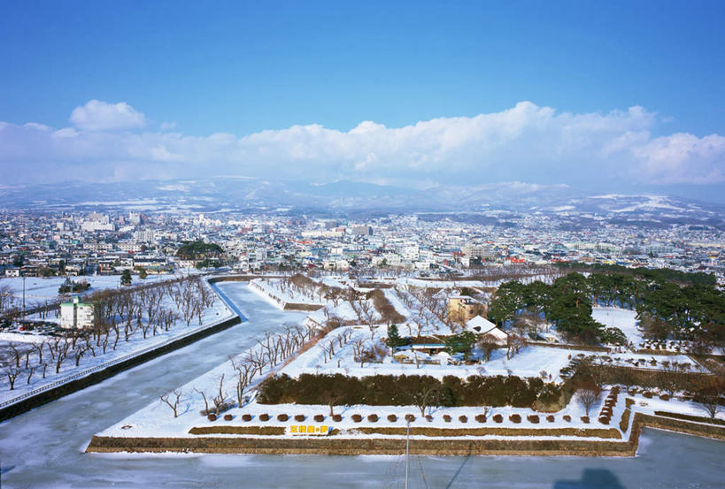 无人,家,横图,俯视,航拍,室外,白天,度假,美景,树林,雪,植物,大雪,城市风光,城市,北海道,日本,亚洲,阴影,光线,影子,房屋,屋子,积雪,景观,雪景,云,云朵,冬季,冬天,云彩,娱乐,楼房,住宅,树,树木,蓝色,绿色,白云,蓝天,天空,阳光,自然,天,享受,休闲,景色,放松,寒冷,生长,晴朗,成长,鸟瞰,东亚,日本国,北海道地方,北海道岛,严寒,函馆,函馆市,五陵郭,晴空,彩图,高角度拍摄,房子
