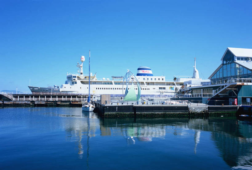 无人,码头,横图,室外,白天,正面,度假,海浪,海洋,美景,城市风光,城市,港口,船,北海道,日本,亚洲,阴影,光线,影子,景观,浪花,娱乐,游轮,蓝色,蓝天,天空,阳光,海水,交通工具,天,享受,休闲,景色,放松,晴朗,海景,东亚,万里无云,日本国,北海道地方,北海道岛,函馆,函馆市,大海,风浪,海,海水的波动,近岸浪,涌浪,晴空,晴空万里,彩图,摆渡口,埠头,渡口,渡头,港湾,海港,货运码头,口岸,商港