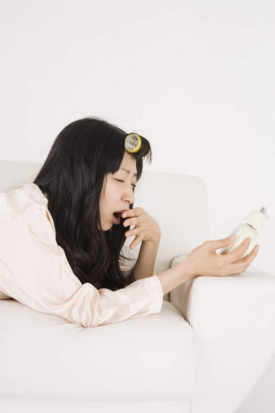 东方人,一个人,竖图,室内,白天,白色背景,侧面,沙发,闹钟,亚洲,仅一个年轻女性,仅一个女性,仅一个人,阴影,服装,时间,光线,时钟,影子,拿,拿着,注视,休闲装,黄种人,衣服,观察,看,趴着,休闲,休闲服,表,摄影,服饰,影棚,观看,卷发棒,卷发器,察看,关注,烫发器,年轻女性,女人,女性,亚洲人,钟,趴,半身,彩图,影棚拍摄,拍摄,皮沙发