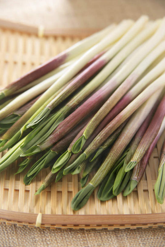 无人,交叉,竖图,俯视,室内,特写,白天,烹饪,桌面,桌子,竹子,蔬菜,阴影,竹制,新鲜,编织,光线,木制,篮子,影子,日本料理,食品,菜肴,美食,食物,木制品,竹篮,日式料理,佳肴,有机食品,绿色食品,竹条,野菜,交织,竹制品,穿插,彩图,高角度拍摄