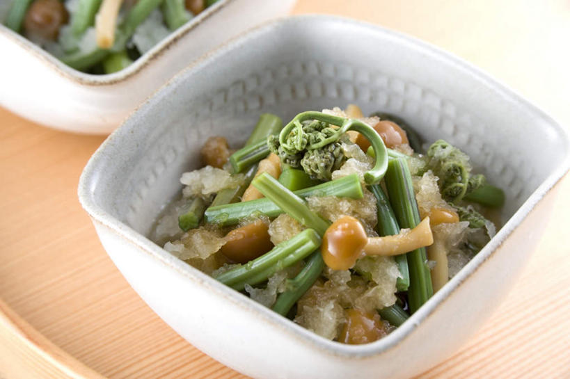 无人,横图,俯视,室内,特写,白天,烹饪,桌面,桌子,蔬菜,餐具,切片,阴影,新鲜,光线,木制,影子,菌菇,蘑菇,日本料理,食品,蕨菜,菌类,菜肴,美食,食物,木制品,碗,日式料理,食用菌,佳肴,有机食品,绿色食品,进餐用具,烹调用具,彩图,高角度拍摄