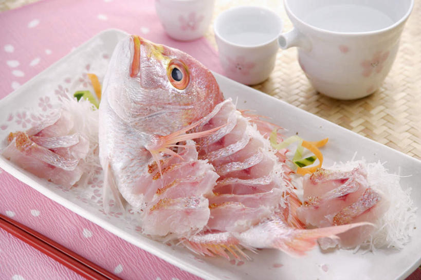 海鲜,无人,横图,俯视,室内,特写,白天,烹饪,幸福,纯洁,筷子,桌面,桌子,樱花,杯子,餐具,阴影,光线,木制,碟子,盘,影子,肉,鱼肉,日本料理,食品,鲷鱼,文化,传统,水产,菜肴,美食,肉类,食物,盘子,木制品,水杯,碟,日式料理,佳肴,等待,礼节,加吉鱼,铜盆鱼,生命,海产品,礼仪,肉食,仙樱花,福岛樱,青肤樱,高尚,班加吉,加真鲷,热烈,茶杯,进餐用具,荆桃,彩图,高角度拍摄