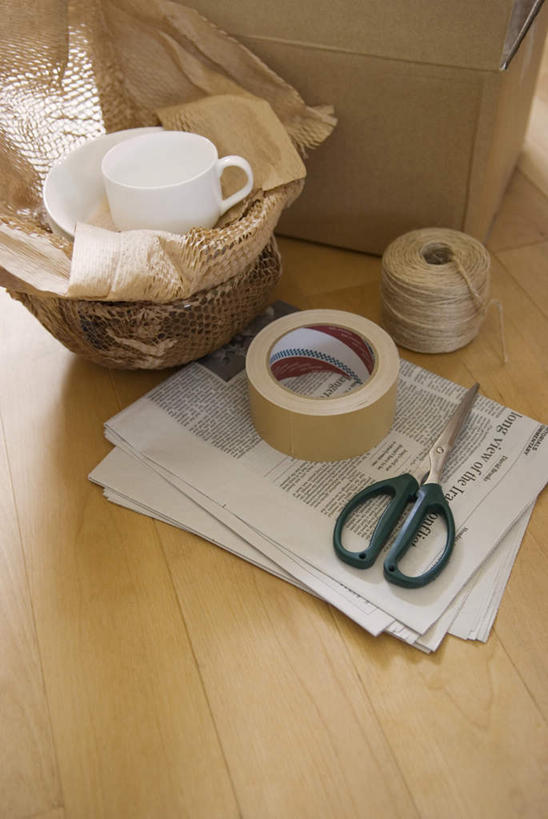 无人,竖图,俯视,室内,特写,白天,静物,报纸,杯子,修剪,阴影,光线,信息,包装,包装纸,瓷器,工具,剪刀,影子,纸,纸箱,办公用品,咖啡杯,陶瓷制品,纸张,文具,容器,箱子,新闻,裁剪,办公设备,文具用品,剪子,包装材料,剪裁,切割,牛皮纸,纸板箱,瓷杯,胶布,透明胶,包装箱,文化工具,黏胶,彩图,高角度拍摄,报刊