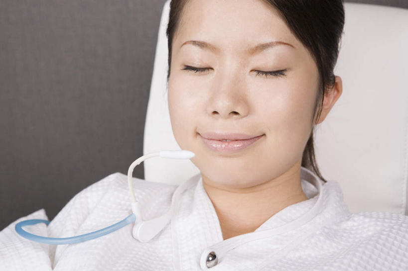 东方人,脸,头,脸颊,一个人,坐,闭眼,笑,微笑,横图,室内,白天,正面,按摩,美容,亚洲,仅一个年轻女性,仅一个女性,仅一个人,护肤,阴影,服装,光线,影子,休闲装,黄种人,衣服,保养,享受,休闲,休闲服,氧气瓶,放松,SPA水疗,保健,温泉浴场,服饰,医疗,医疗设备,氧气面罩,医疗器械,养颜,年轻女性,女人,女性,亚洲人,头部,脸部,脸蛋,面部,矿泉疗养地,闭眼睛,闭着眼,闭着眼睛,坐着,半身,彩图,水疗