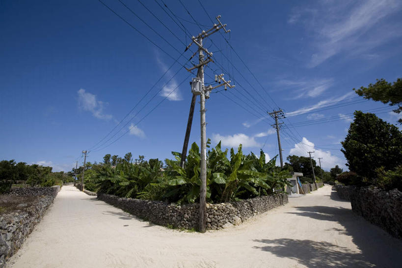 无人,横图,室外,白天,正面,旅游,度假,美景,植物,道路,路,公路,日本,亚洲,阴影,电力,光线,电线,线,影子,景观,云,云朵,电能,交通,线路,云彩,娱乐,冲绳,树,树木,蓝色,绿色,白云,蓝天,天空,阳光,自然,天,享受,休闲,景色,放松,生长,成长,电,电源,电源线,冲绳县,自然风光,能量,东亚,琉球群岛,竹富岛,日本国,九州地方,八重山群岛,马路,彩图