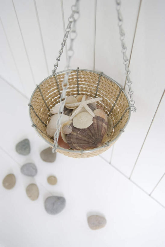 无人,交叉,竖图,俯视,室外,特写,白天,石头,桌面,桌子,竹子,海星,静物,贝壳,吊挂,悬挂,竹制,编织,木制,篮子,石子,墙,挂,海洋生物,墙壁,墙面,自然,动物,木制品,竹篮,链子,生物,竹条,交织,竹制品,穿插,棘皮动物门,贝类外壳,海螺壳,软体动物外壳,石块,岩石,星鱼,彩图,高角度拍摄