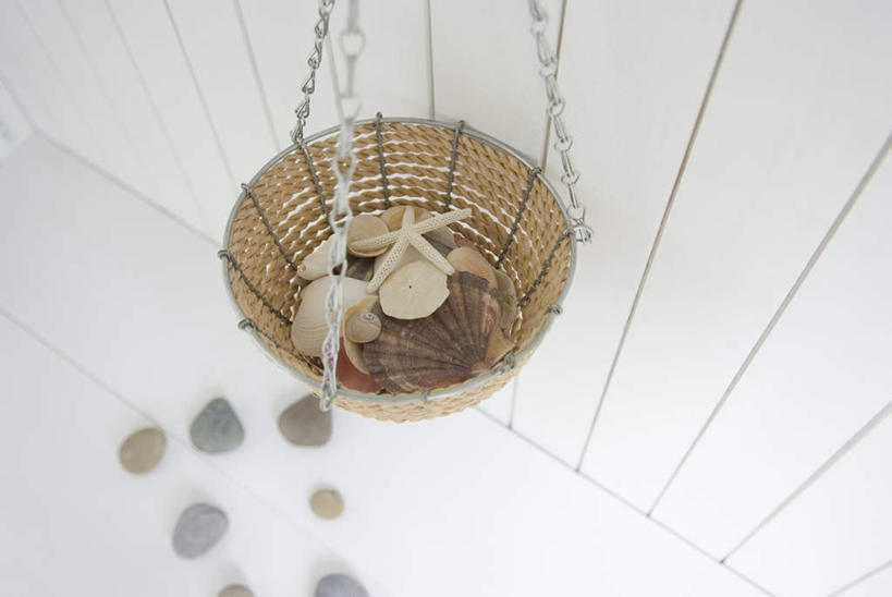 无人,交叉,横图,俯视,室外,特写,白天,石头,桌面,桌子,竹子,海星,静物,贝壳,吊挂,悬挂,竹制,编织,木制,篮子,石子,墙,挂,海洋生物,墙壁,墙面,自然,动物,木制品,竹篮,链子,生物,竹条,交织,竹制品,穿插,棘皮动物门,贝类外壳,海螺壳,软体动物外壳,石块,岩石,星鱼,彩图,高角度拍摄