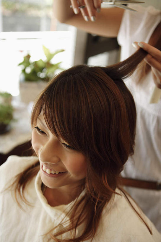 东方人,两个人,理发师,坐,笑,微笑,露齿笑,竖图,室内,白天,正面,亚洲,修剪,阴影,花纹,服装,光线,布,图案,影子,布纹,注视,休闲装,黄种人,衣服,观察,看,休闲,休闲服,服饰,观看,布匹,察看,关注,年轻女性,女人,女性,亚洲人,发型师,理发员,美发师,坐着,半身,彩图,理发