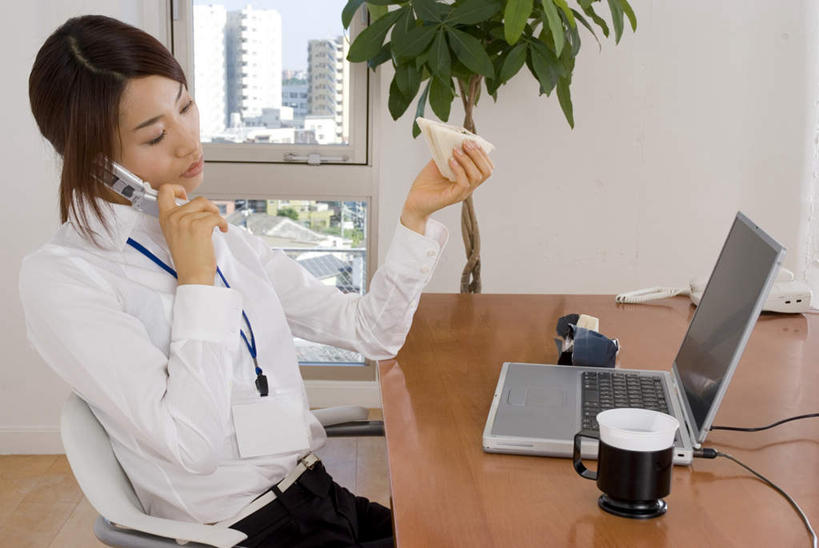 一个人,商务人士,商务女性,高楼大厦,坐,举,说,打电话,横图,室内,白天,侧面,衬衫,烹饪,西餐,办公楼,电脑,笔记本电脑,植物,大厦,建筑,摩天大楼,写字楼,杯子,电话,手机,椅子,仅一个人,握,阴影,套装,光线,网络,瓷器,影子,木椅,三明治,料理,食品,咖啡杯,陶瓷制品,拿,拎,拿着,通讯设备,标识,吊牌,菜肴,美食,树,树木,食物,绿色,自然,胸牌,楼宇,托,商务楼,西式,握着,佳肴,生长,成长,徽章,无线,瓷杯,通信设备,商务装,身份,无线网络,无线上网,便携式电脑,工薪阶层,胸章,胸卡,三文治,编号牌,雕刻牌,工号牌,胸号牌,胸徽,员工牌,交流,手提电脑,年轻女性,女人,女性,白领,上班族,沟通,讲话,交谈,举起,举手,举着,说话,谈话,通话,向上举,向上伸,向上托,坐着,半身,彩图,衬衣,大楼,高层建筑,高楼,摩天楼,拎着