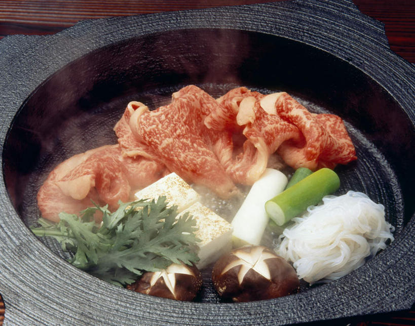 面食,面条,豆腐,无人,横图,俯视,室内,特写,白天,烹饪,桌面,桌子,蔬菜,洋葱,餐具,厨具,金属制品,阴影,新鲜,光线,金属,木制,锅子,影子,菌菇,面,肉,日本料理,牛肉,料理,食品,切块,菌类,锅,火锅,菜肴,美食,肉类,食物,木制品,日式料理,日式,食用菌,佳肴,有机食品,绿色食品,锅具,豆制品,肉食,烹饪用具,滑子菇,珍珠菇,滑菇,暖锅,进餐用具,烹调用具,圆葱,洋葱头,球葱,烹调,彩图,高角度拍摄