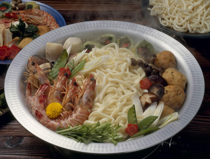 海鲜,面食,面条,无人,横图,俯视,室内,特写,白天,烹饪,桌面,桌子,蔬菜,餐具,阴影,新鲜,光线,木制,砂锅,影子,大白菜,菌菇,鸡肉,面,肉,虾,日本料理,料理,食品,菌类,白菜,火锅,水产,沙锅,菜肴,美食,肉类,海洋生物,食物,木制品,日式料理,日式,乌冬面,食用菌,佳肴,有机食品,绿色食品,水生动物,海产品,水生物,肉食,海底动物,斑节对虾,斑节虾,滑子菇,珍珠菇,滑菇,日本对虾,竹节虾,暖锅,乌龙面,胶菜,镳菜,进餐用具,烹调用具,彩图,高角度拍摄