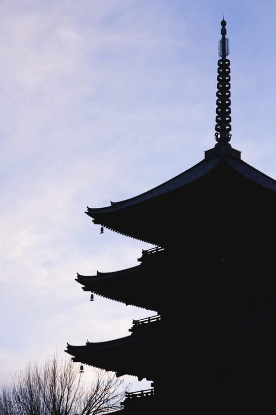无人,寺庙,竖图,室外,白天,正面,旅游,度假,名胜古迹,植物,标志建筑,地标,建筑,京都,日本,亚洲,阴影,遗迹,光线,影子,云,云朵,塔,云彩,古迹,文物,娱乐,建设,古建筑,宝塔,树,树木,蓝色,绿色,白云,蓝天,天空,阳光,自然,庙宇,天,享受,休闲,旅游胜地,放松,京都府,生长,晴朗,成长,古文明,东亚,本州,本州岛,日本国,近畿地方,近畿,浮图,浮屠,晴空,彩图,庙,寺