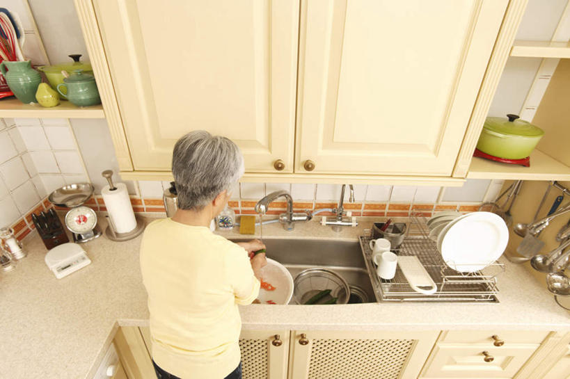 东方人,一个人,站,横图,俯视,室内,白天,厨房,柜子,餐具,亚洲,仅一个女性,仅一个人,碟子,盘,水槽,水龙头,食品,拿,拿着,注视,黄种人,食物,盘子,橱柜,碟,低头,观察,看,站着,日本人,仅一个老年女性,观看,察看,关注,老年女性,女人,女性,亚洲人,清洗,站立,半身,彩图,高角度拍摄,灶间