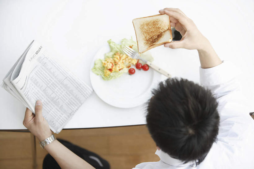 面包,东方人,一个人,商务人士,商务男性,坐,横图,俯视,室内,白天,衬衫,餐桌,桌子,蔬菜,西红柿,餐具,水果,亚洲,仅一个男性,仅一个人,套装,碟子,盘,蔬菜沙拉,沙拉,食品,拿,拿着,黄种人,色拉,沙律,食物,仅一个年轻男性,盘子,碟,日本人,有机食品,绿色食品,餐台,色拉酱,千岛酱,商务装,工薪阶层,男人,男性,年轻男性,亚洲人,白领,上班族,番茄,坐着,半身,彩图,高角度拍摄,衬衣