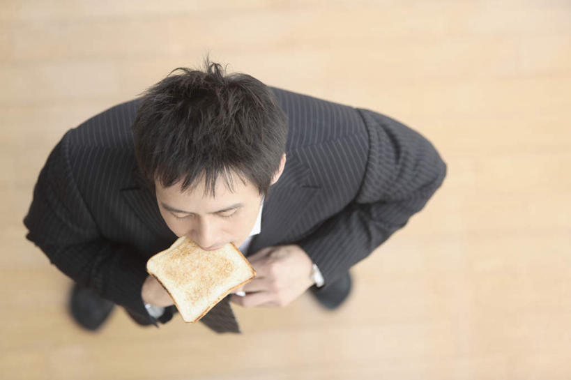 面包,东方人,一个人,商务人士,商务男性,站,横图,俯视,室内,白天,衬衫,亚洲,仅一个男性,仅一个人,套装,食品,拿,拿着,注视,黄种人,食物,仅一个年轻男性,观察,看,站着,日本人,观看,察看,叼,关注,叼着,商务装,工薪阶层,男人,男性,年轻男性,亚洲人,白领,上班族,站立,彩图,高角度拍摄,全身,衬衣