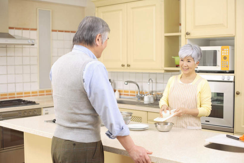 东方人,背部,两个人,夫妻,站,笑,微笑,露齿笑,竖图,室内,白天,正面,爱情,厨房,萝卜,白萝卜,蔬菜,亚洲,刨丝器,水槽,水龙头,浪漫,拿,拿着,注视,黄种人,相视,观察,看,站着,面对面,日本人,恩爱,恋人,观看,对视,察看,关注,相对,相看,老年男性,老年女性,男人,男性,年轻男性,年轻女性,女人,女性,亚洲人,情侣,莱菔,站立,半身,彩图,灶间,伴侣