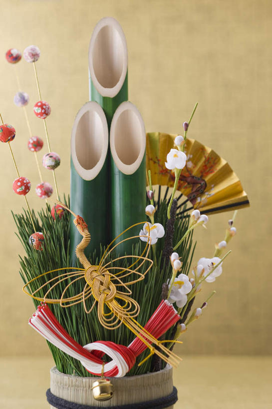 无人,竖图,室内,特写,白天,正面,静物,黄色背景,日本文化,装饰,丝绸,丝带,缎带,绸带,饰品,摄影,影棚,华丽,修饰,点缀,门松,衬托,美观,雅致,雅观,长寿,彩图,影棚拍摄,拍摄