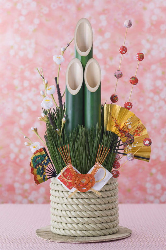 无人,竖图,室内,特写,白天,正面,静物,红色背景,日本文化,装饰,丝绸,丝带,缎带,绸带,饰品,摄影,影棚,华丽,修饰,点缀,门松,衬托,美观,雅致,雅观,长寿,彩图,影棚拍摄,拍摄