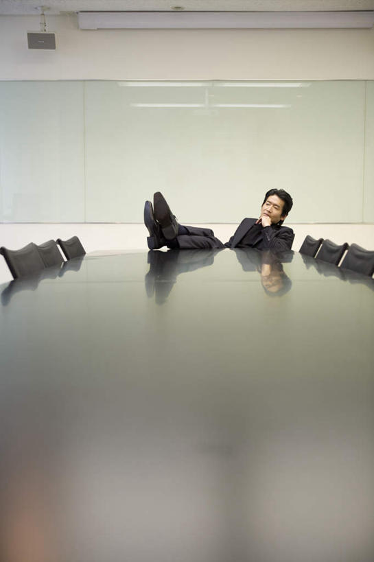 东方人,一个人,商务人士,商务男性,坐,竖图,室内,白天,正面,衬衫,桌子,亚洲,仅一个男性,仅一个人,套装,办公桌,注视,黄种人,仅一个年轻男性,观察,看,日本人,观看,翘,察看,关注,商务装,工薪阶层,男人,男性,年轻男性,亚洲人,白领,上班族,坐着,彩图,全身,衬衣