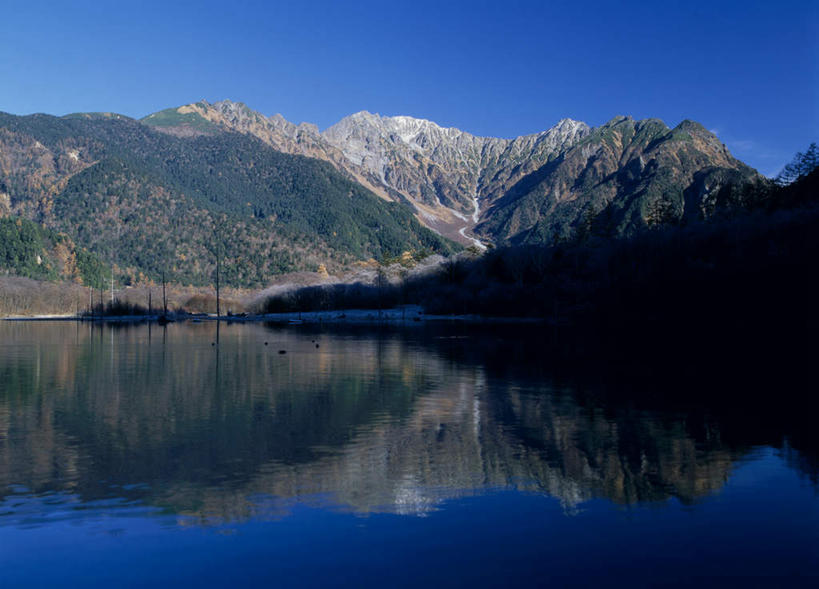 无人,横图,室外,白天,正面,旅游,度假,湖,湖泊,美景,山,山脉,水,长野县,日本,亚洲,湖面,景观,山峰,水流,水面,山峦,娱乐,蓝色,蓝天,天空,自然,湖水,群山,天,享受,休闲,景色,放松,晴朗,自然风光,东亚,本州,万里无云,本州岛,日本国,中部地方,长野,上高地,晴空,晴空万里,彩图