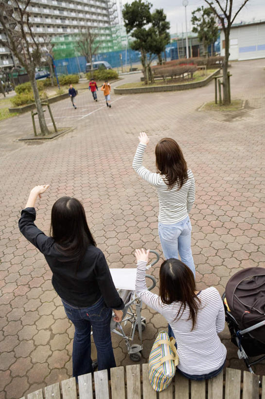 东方人,儿童,母亲,儿子,站,坐,伸展双臂,竖图,俯视,室外,白天,纯洁,植物,道路,路,公路,亚洲,交通,许多人,黄种人,树,树木,绿色,自然,站着,一群人,母子,可爱,母爱,童年,童趣,生长,成长,童真,烂漫,无邪,天真,男孩,年轻女性,女人,女性,亚洲人,孩子,马路,敞开双臂,伸开双臂,展开双肩,站立,张开手臂,张开双臂,坐着,彩图,高角度拍摄,全身