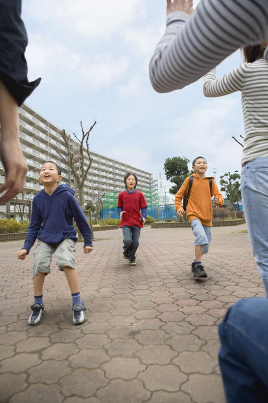 东方人,儿童,母亲,儿子,家,站,走,竖图,室外,白天,仰视,纯洁,道路,路,公路,亚洲,房屋,屋子,云,云朵,交通,许多人,云彩,注视,黄种人,楼房,住宅,蓝色,白云,蓝天,天空,天,观察,看,站着,一群人,母子,可爱,母爱,童年,童趣,观看,察看,关注,童真,烂漫,无邪,天真,男孩,男人,男性,年轻男性,年轻女性,女人,女性,亚洲人,孩子,马路,步行,散步,站立,走路,半身,彩图,低角度拍摄,房子