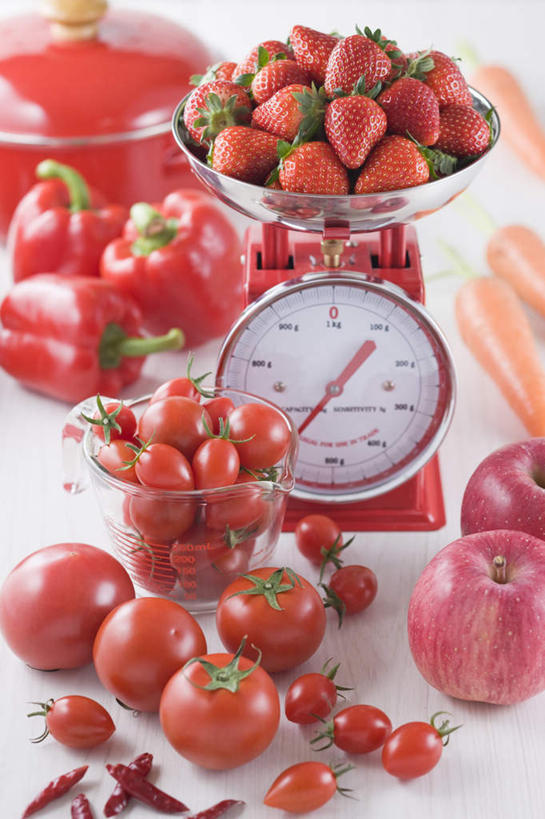 无人,竖图,俯视,室内,特写,白天,白色背景,仪器,苹果,草莓,萝卜,胡萝卜,辣椒,西红柿,杯子,水果,朦胧,模糊,新鲜,锅子,生食,食品,果实,玻璃制品,食物,称,容器,水杯,摄影,有机食品,绿色食品,影棚,衡量,计量,辣角,红海椒,大椒,辣虎,广椒,衡器,案秤,玻璃杯,秤,洋莓,水果皇后,红莓,地莓,樱桃番茄,圣女果,辣子,红萝卜,红辣椒,海椒,甘荀,番茄,番椒,彩图,高角度拍摄,影棚拍摄,拍摄