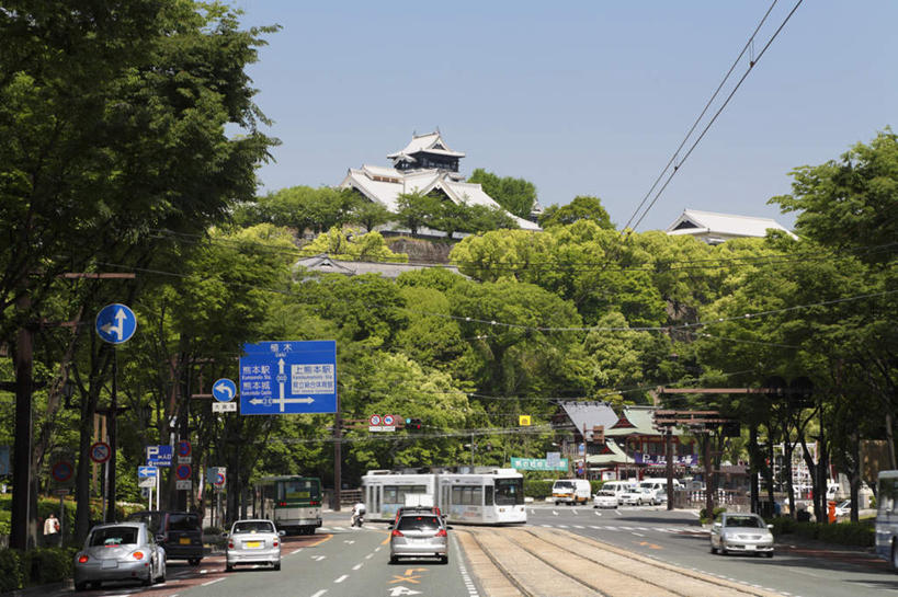 无人,家,横图,室外,白天,正面,度假,美景,树林,植物,城市风光,城市,汽车,日本,亚洲,标牌,城堡,房屋,屋子,景观,分界线,停车线,娱乐,楼房,路牌,住宅,车,树,树木,蓝色,绿色,蓝天,天空,自然,交通工具,轿车,天,享受,休闲,景色,放松,生长,晴朗,成长,车行道,车行道分界线,标线,东亚,车行线,万里无云,日本国,九州本岛,九州,九州岛,九州地方,熊本,熊本县,晴空,晴空万里,彩图,房子