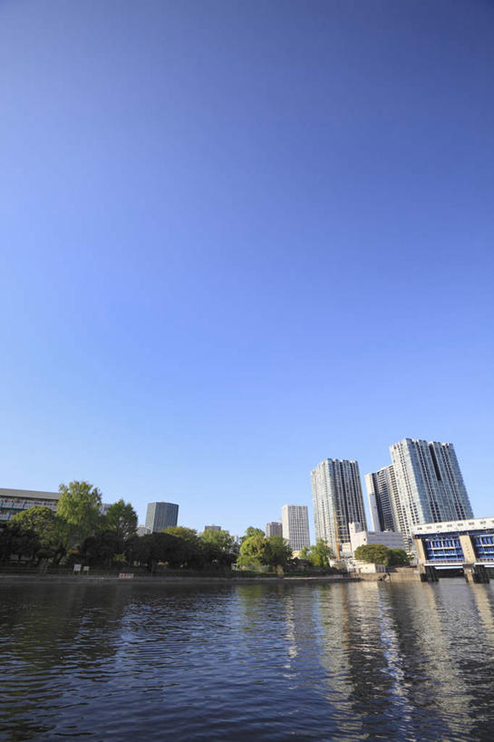 无人,高楼大厦,竖图,室外,白天,仰视,旅游,度假,河流,美景,水,植物,城市风光,城市,大厦,建筑,摩天大楼,东京,日本,亚洲,阴影,光线,影子,河水,景观,水流,品川区,娱乐,树,树木,蓝色,绿色,蓝天,天空,阳光,自然,天,享受,休闲,景色,放松,生长,成长,东亚,本州,关东地方,本州岛,日本国,东京都,彩图,低角度拍摄,大楼,高层建筑,高楼,摩天楼