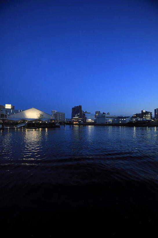 无人,高楼大厦,竖图,室外,夜晚,正面,旅游,度假,海浪,海洋,美景,城市风光,城市,大厦,建筑,路灯,摩天大楼,东京,日本,亚洲,朦胧,模糊,景观,浪花,灯光,品川区,娱乐,灯,蓝色,蓝天,天空,海水,天,享受,休闲,景色,放松,照明设备,海景,东亚,本州,关东地方,本州岛,日本国,东京都,大海,风浪,海,海水的波动,近岸浪,涌浪,彩图,大楼,高层建筑,高楼,摩天楼