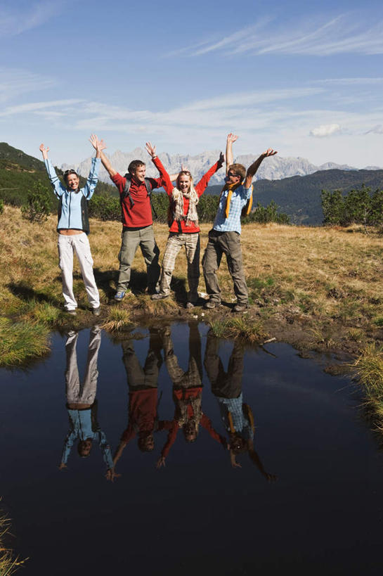 西方人,四个人,伙伴,朋友,站,举,伸展双臂,笑,微笑,露齿笑,竖图,室外,白天,正面,友谊,湖,湖泊,山,山脉,水,植物,欧洲,欧洲人,戴,服装,枯萎,装饰,包,墨镜,眼镜,湖面,山峰,水流,水面,云,云朵,枯草,山峦,云彩,注视,休闲装,草,衣服,黄色,蓝色,白云,蓝天,天空,背包,太阳镜,太阳眼镜,围巾,湖水,群山,天,观察,看,托,站着,休闲,温暖,休闲服,遮阳镜,服饰,晴朗,围脖,观看,保暖,华丽,点缀,察看,御寒,关注,衬托,美观,雅致,雅观,友情,男人,男性,年轻男性,年轻女性,女人,女性,白种人,晴空,敞开双臂,举起,举手,举着,伸开双臂,向上举,向上伸,向上托,展开双肩,站立,张开手臂,张开双臂,彩图,全身,双肩包