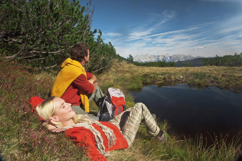 西方人,两个人,夫妻,坐,躺,闭眼,横图,室外,白天,侧面,爱情,湖,湖泊,山,山脉,水,植物,欧洲,欧洲人,撑,服装,枯萎,包,湖面,山峰,水流,水面,云,云朵,枯草,山峦,浪漫,云彩,休闲装,草,树,树木,衣服,黄色,蓝色,绿色,白云,蓝天,天空,自然,背包,湖水,群山,天,休闲,休闲服,恩爱,恋人,服饰,生长,晴朗,成长,撑着,卧着,男人,男性,年轻男性,年轻女性,女人,女性,白种人,情侣,晴空,闭眼睛,闭着眼,闭着眼睛,抬头,躺着,卧,仰头,坐着,彩图,全身,伴侣,双肩包