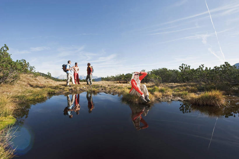 西方人,四个人,伙伴,朋友,站,坐,说,横图,室外,白天,正面,友谊,湖,湖泊,山,山脉,水,植物,欧洲,欧洲人,戴,服装,枯萎,包,墨镜,眼镜,湖面,山峰,水流,水面,云,云朵,枯草,山峦,云彩,注视,休闲装,草,树,树木,衣服,黄色,蓝色,绿色,白云,蓝天,天空,自然,背包,太阳镜,太阳眼镜,湖水,群山,天,观察,看,站着,休闲,休闲服,遮阳镜,服饰,生长,晴朗,成长,观看,察看,关注,交流,友情,男人,男性,年轻男性,年轻女性,女人,女性,白种人,晴空,屈膝,沟通,讲话,交谈,说话,谈话,站立,坐着,彩图,全身,双肩包