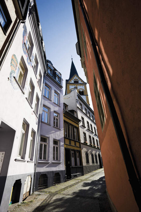 无人,教堂,竖图,室外,白天,仰视,旅游,度假,名胜古迹,标志建筑,地标,建筑,德国,欧洲,节日,遗迹,建筑群,古迹,文化,文物,娱乐,建设,古建筑,蓝色,蓝天,天空,天,祈祷,享受,休闲,健康,旅游胜地,放松,许愿,宗教,信仰,晴朗,纪念,祈求,西欧,信念,古文明,万里无云,德意志联邦共和国,莱茵兰.普法尔茨州,平安,晴空,晴空万里,彩图,低角度拍摄,大教堂,礼拜堂