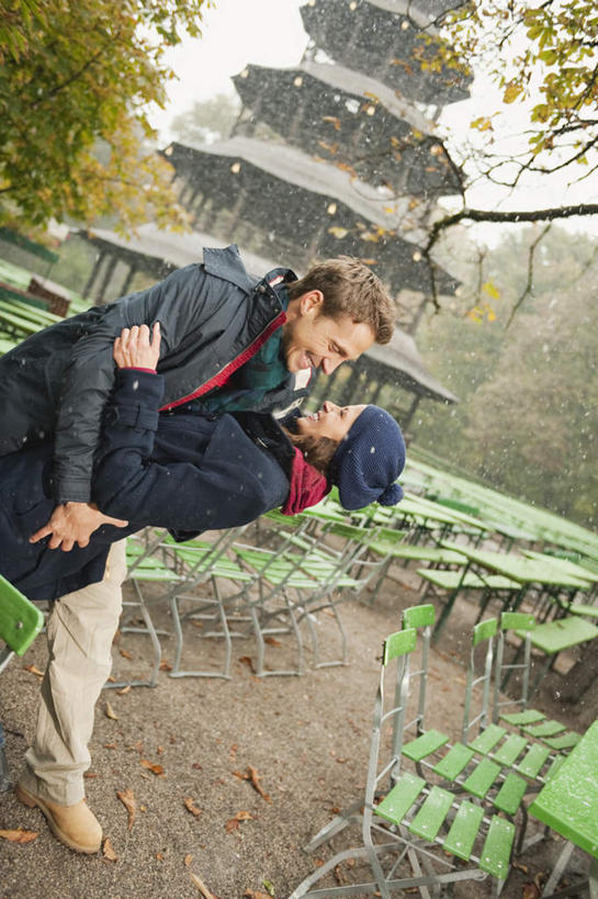 西方人,两个人,家庭,夫妻,站,抱,竖图,室外,白天,侧面,爱情,旅游,度假,树林,植物,桌子,帽子,德国,欧洲,欧洲人,戴,弯腰,服装,塔楼,浪漫,注视,休闲装,娱乐,座椅,慕尼黑,相视,树,树木,衣服,绿色,自然,观察,看,站着,享受,休闲,温暖,温馨,一家人,面对面,休闲服,恩爱,放松,恋人,服饰,生长,成长,抱着,观看,对视,和睦,察看,绒线帽,互视,搂着,西欧,关注,相对,德意志联邦共和国,相看,首府,巴伐利亚,巴伐利亚州,拜恩州,拜恩自由州,男人,男性,年轻男性,年轻女性,女人,女性,白种人,情侣,怀抱,搂,搂抱,玩耍,相抱,拥抱,半身,彩图,伴侣,融洽