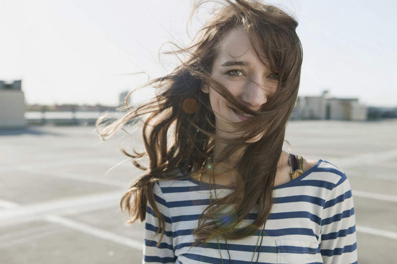 西方人,一个人,站,笑,微笑,露齿笑,横图,室外,白天,正面,旅游,度假,道路,路,公路,欧洲,欧洲人,仅一个年轻女性,仅一个女性,仅一个人,服装,朦胧,模糊,飘扬,交通,注视,休闲装,娱乐,衣服,蓝天,天空,天,观察,看,站着,享受,休闲,休闲服,放松,服饰,观看,察看,关注,年轻女性,女人,女性,白种人,马路,玩耍,半身,彩图