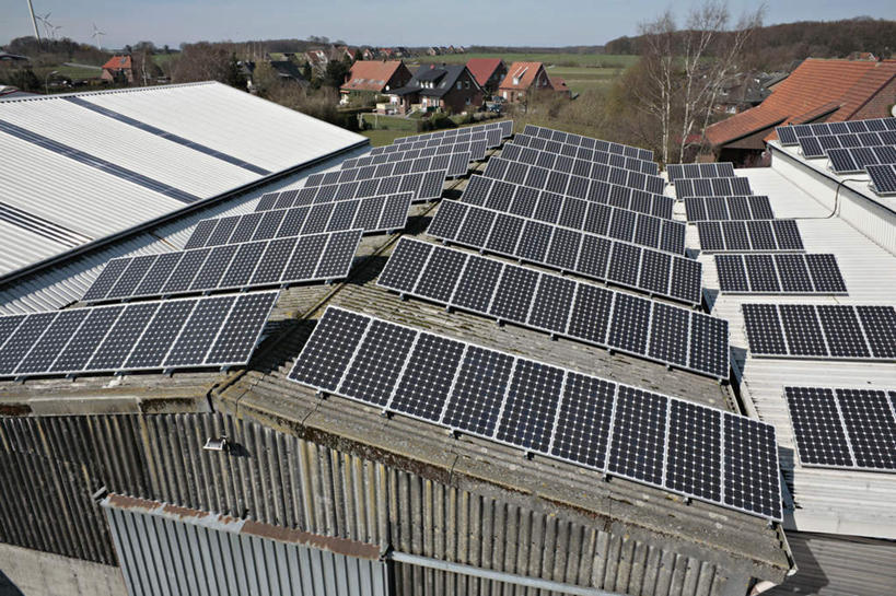 无人,家,横图,俯视,室外,白天,度假,草地,草坪,美景,植物,城市风光,城市,环保,电力,房屋,屋子,景观,电能,娱乐,楼房,住宅,草,树,树木,绿色,自然,享受,休闲,景色,放松,生长,能源,成长,存储,回收,资源,储存,蓄电池,利用,低碳,循环,干电池,蓄电,持续,太阳能电池,彩图,高角度拍摄,房子,电池