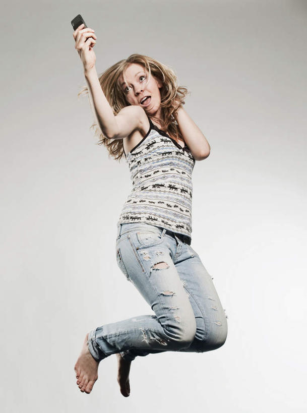 西方人,一个人,站,跳,打电话,竖图,室内,白天,侧面,电话,手机,吊带,欧洲,欧洲人,仅一个年轻女性,仅一个女性,仅一个人,敲打,握,阴影,灰色背景,服装,裤子,反射,影子,半空,拿,拿着,扭头,注视,吊带衫,牛仔裤,光脚,输入,通讯设备,一个,衣服,打字,观察,看,站着,转头,赤脚,握着,摄影,服饰,影棚,单个,观看,点击,敲击,察看,衣着,穿着,关注,衣饰,交流,按键,年轻女性,女人,女性,白种人,沟通,跳跃,通话,站立,彩图,全身,影棚拍摄,拍摄