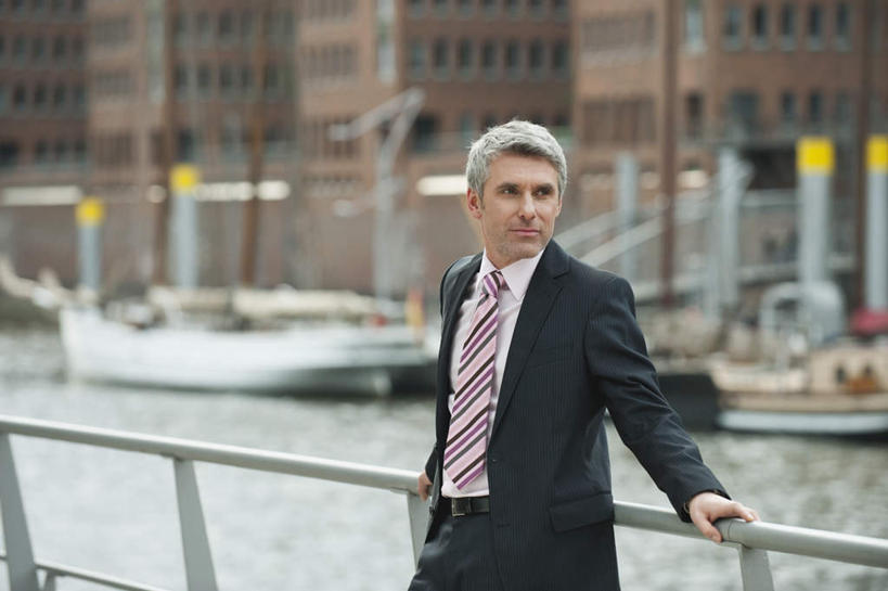 西方人,一个人,商务人士,商务男性,栏杆,站,横图,室外,白天,正面,衬衫,河流,水,轮船,船,欧洲,欧洲人,仅一个男性,仅一个人,仅一个中年男性,套装,朦胧,模糊,河水,水流,围栏,注视,护栏,交通工具,观察,看,站着,斜视,观看,察看,关注,载具,商务装,工薪阶层,男人,男性,中年男性,白种人,白领,上班族,站立,半身,彩图,衬衣