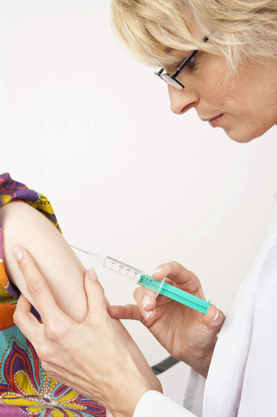 西方人,儿童,两个人,医生,医院,推,摸,竖图,室内,特写,白天,正面,纯洁,欧洲,欧洲人,抚摸,握,拿,拿着,注视,小孩,观察,看,医护人员,医疗人员,针管,针筒,可爱,童年,童趣,打针,握着,注射,观看,察看,医疗,医疗设备,注射器,白大褂,关注,童真,烂漫,无邪,医疗机构,天真,女孩,女人,女性,中年女性,白种人,大夫,触摸,接触,半身,彩图,病院,诊所,女生