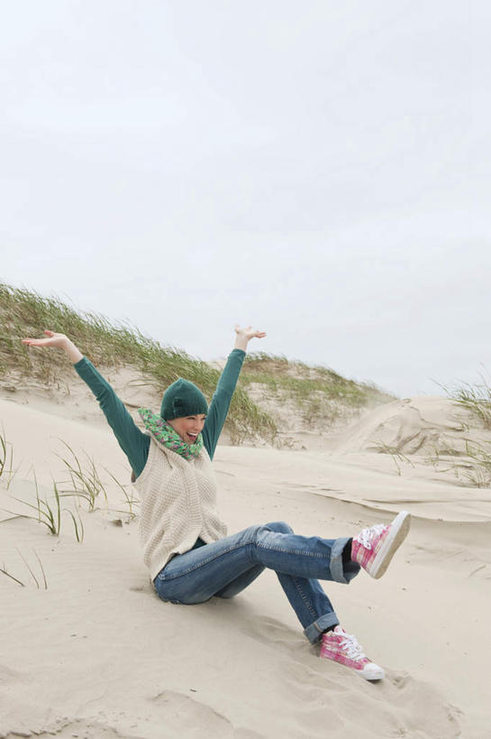 西方人,一个人,坐,举,伸展双臂,竖图,室外,白天,正面,草地,沙滩,植物,帽子,欧洲,欧洲人,仅一个年轻女性,仅一个女性,仅一个人,戴,抬,服装,沙子,海岸,沙地,休闲装,草,衣服,绿色,蓝天,天空,围巾,天,托,休闲,休闲服,服饰,编织帽,年轻女性,女人,女性,白种人,海滩,敞开双臂,举起,举手,举着,伸开双臂,向上举,向上伸,向上托,展开双肩,张开手臂,张开双臂,坐着,彩图,全身